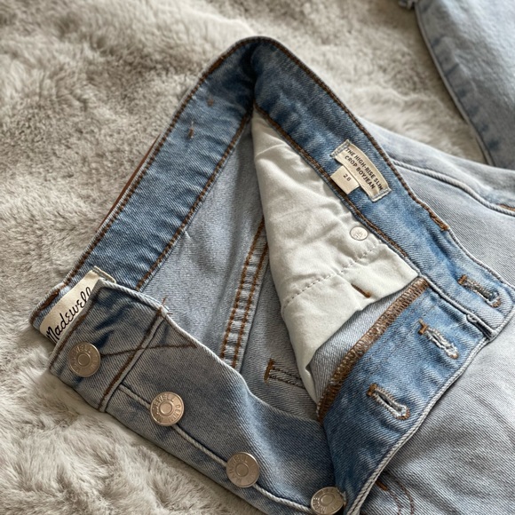 The High-Rise Slim Boyjean in Fitzgerald Wash: Button-Front Edition - 28 - Picture 6 of 9